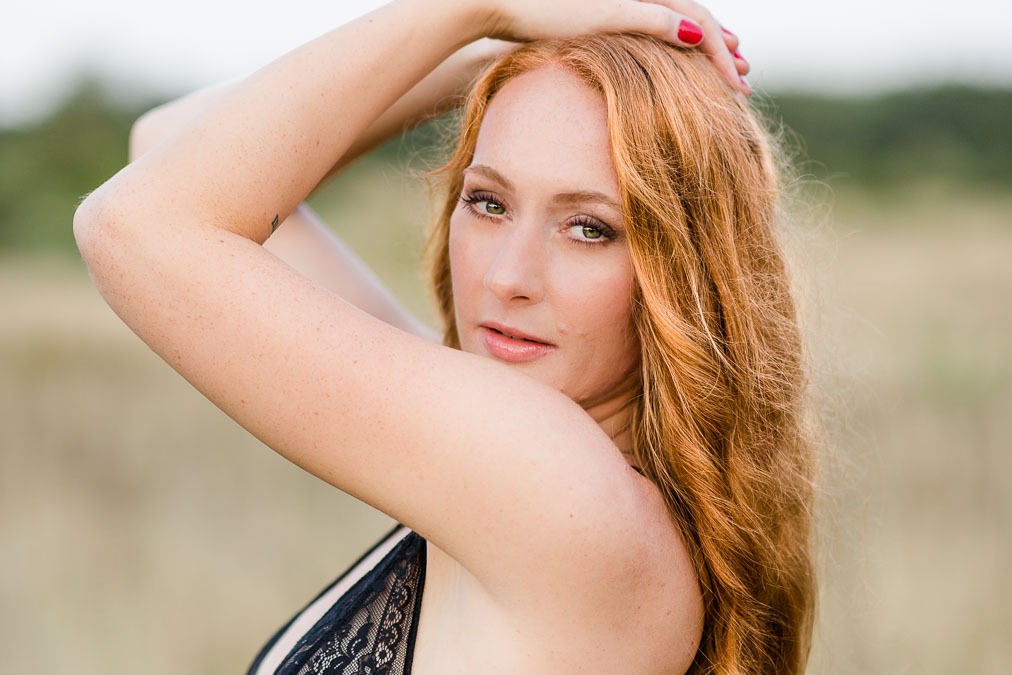 Boudoirfotos auf einer Wiese